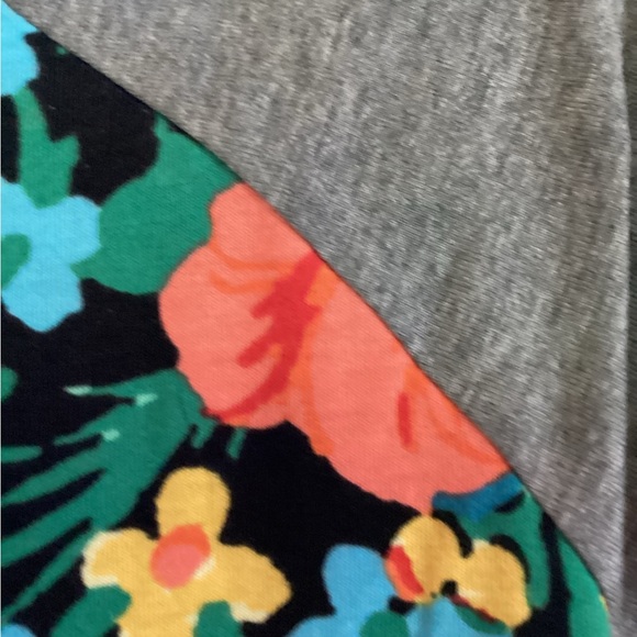 LuLaRoe Randy shirt with raglan sleeves, beautiful floral! - Picture 4 of 4